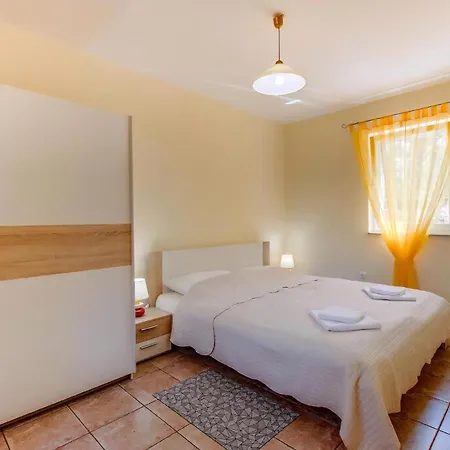 Casper Mit Terrasse, Garten Und Grill Apartment Veli Losinj